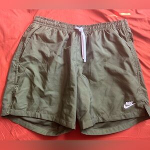 ⭐️Men’s LARGE NIKE shorts⭐️